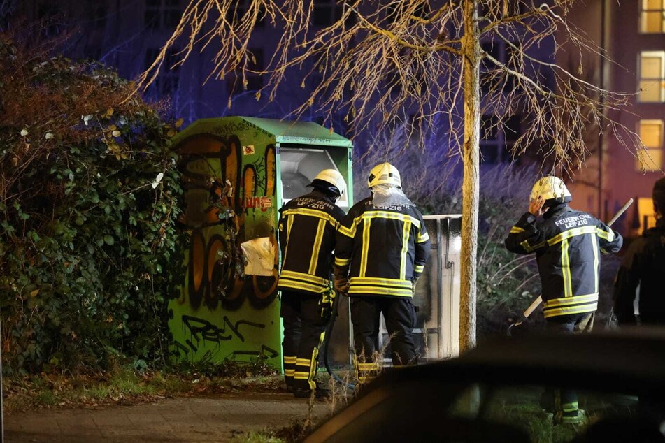 Gegen Mitternacht wurde ein Kleidercontainer an der Eisenbahnstraße in Brand gesetzt.