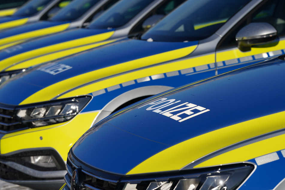 Zwei Streifenwagen der Polizei waren am gestrigen Sonntag im Raum Dresden in Unfälle verwickelt. (Symbolbild)