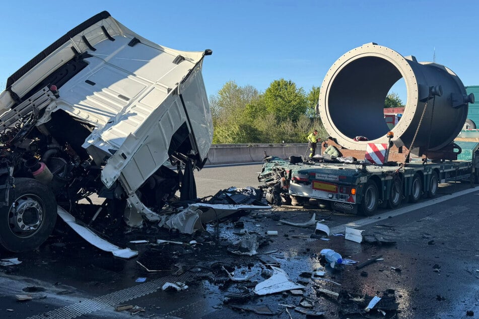 Auf einem der beteiligten Lkws befindet sich eine tonnenschwere Kokille, die nun umgeladen werden muss.