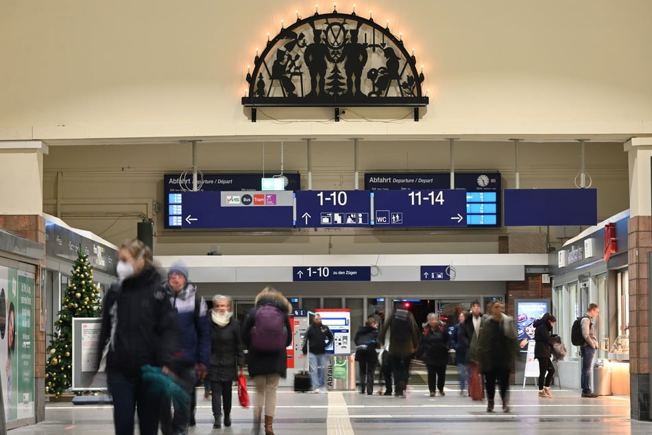 Im Chemnitzer Hauptbahnhof wurden in den vergangenen zwei Jahren alle Wege mit einem Blindenleitsystem ausgestattet.