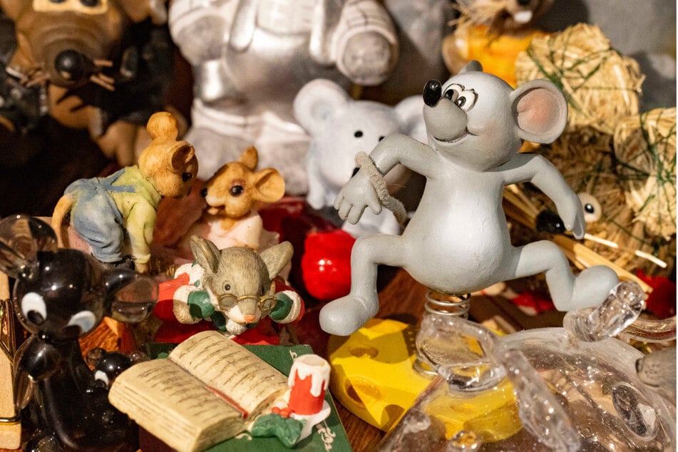 Hunderte von Mäusen zieren den "Mäusebunker", allesamt von Gästen als Geschenk mitgebracht.
