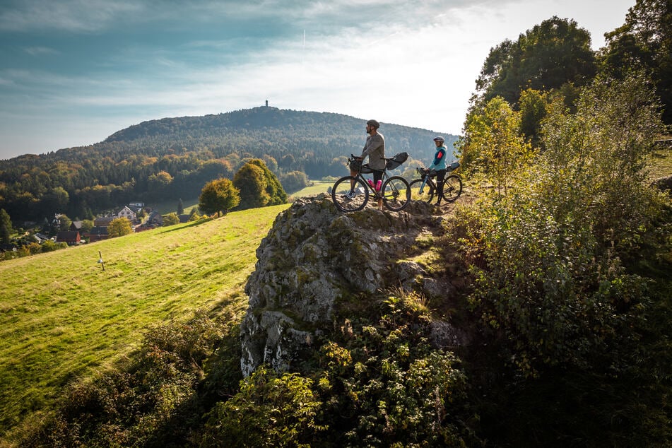Den RockHead kann man mit Gravel-, Mountain- oder robustem Trekkingbike befahren. Auch für E-Bikes gibt es unterwegs Ladestationen.