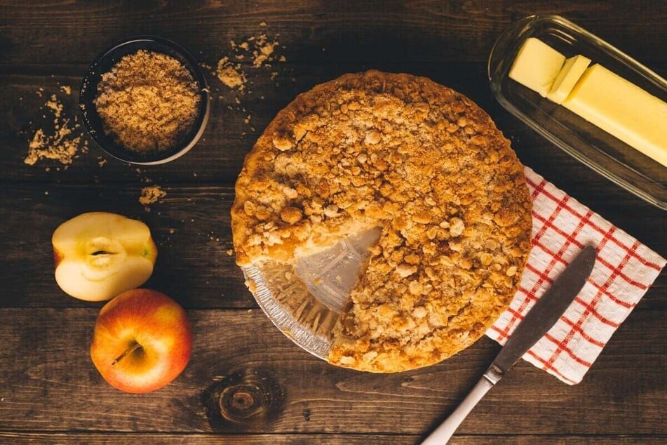 Besonders gut schmeckt Apfelkuchen, wenn er mit leckeren Streuseln überbacken wird.