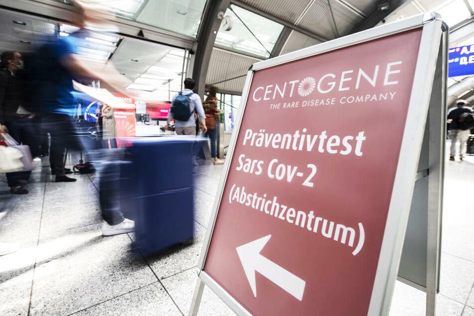 Ein Geschwisterpaar ist nach seiner Rückkehr aus dem Kosovo am Flughafen positiv getestet worden. (Symbolbild)