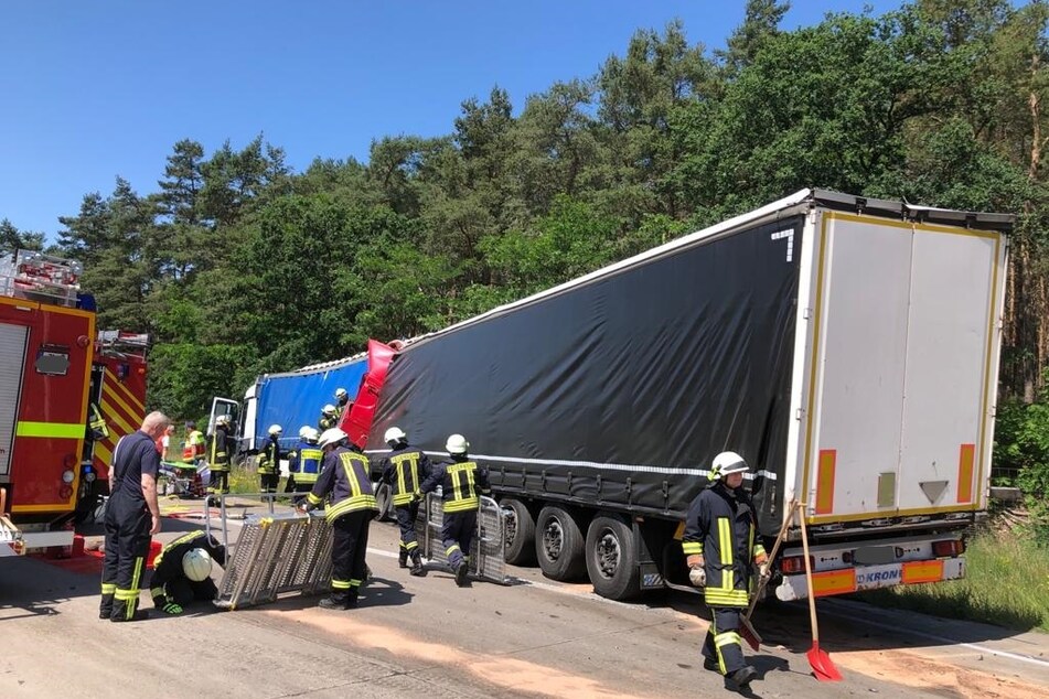 Die Feuerwehr musste den Unfallverursacher aus seinem Führerhaus befreien.