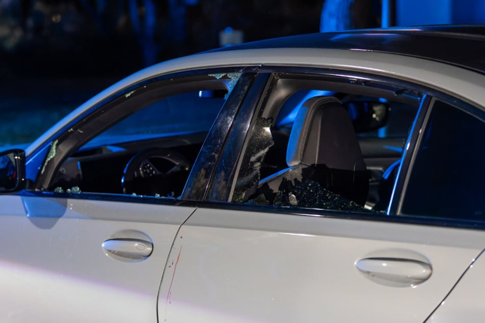 Die Scheiben der Fahrerseite wurden geborsten, an einer der Türen klebt nach der Tat noch Blut.
