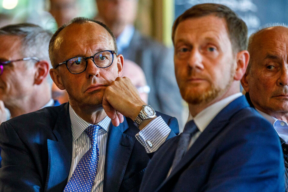 CDU-Chef Friedrich Merz (66, l.) und Sachsen-MP Michael Kretschmer (47) stehen bei Fabian Funke nicht gerade hoch im Kurs.