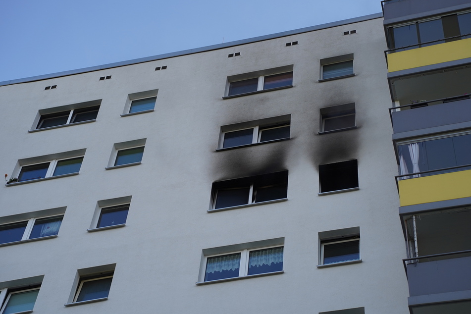 Zwei Zimmer sollen von den Flammen beschädigt worden sein. Ebenso die Außenwände des Gebäudes.