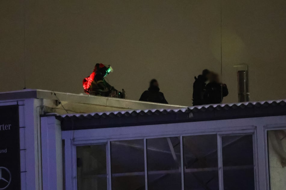 Seit Montagnachmittag sitzt ein mutmaßlicher Fahrraddieb in Solingen auf dem Dach eines Autohauses fest.