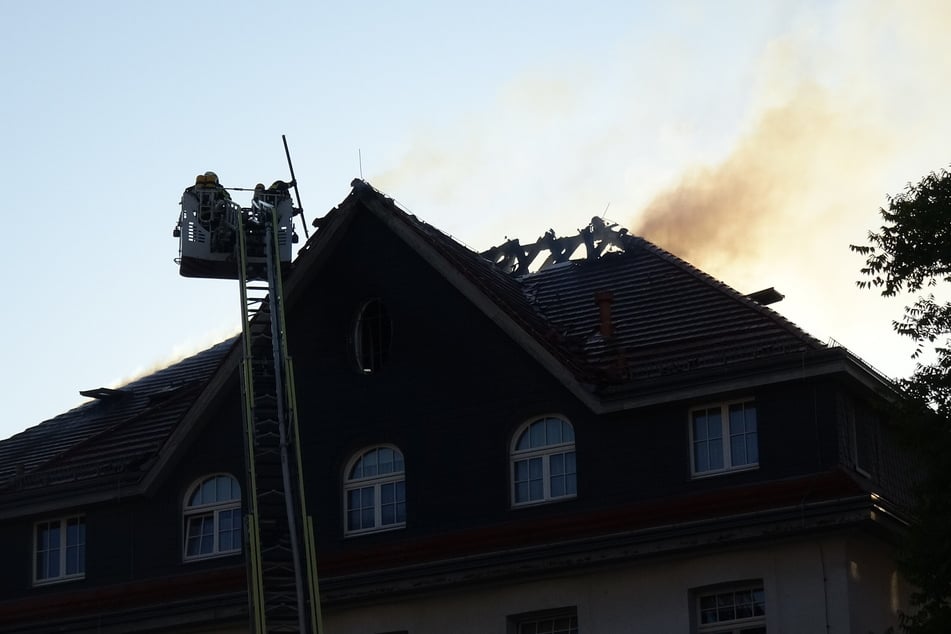 Nach aktuellen Erkenntnissen war das Feuer im Dachgeschoss des Hauses ausgebrochen. Wie genau es dazu gekommen war, ist derzeit noch unklar.