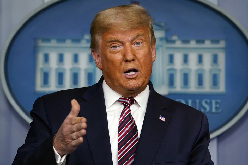 Donald Trump spielt den Cyberangriff herunter und behauptet, alles unter Kontrolle zu haben.