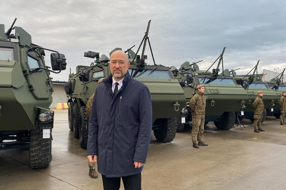 Die Ukraine unter Verteidigungsminister Denys Schmyhal (50) hat weitere Transport-Panzer von Lettland erhalten.