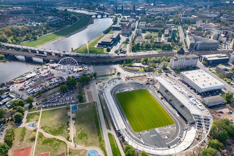 Schmuck liegt das Heinz-Steyer-Stadion an der Elbe. Die Arbeiten am Umbau sind in den letzten Zügen.