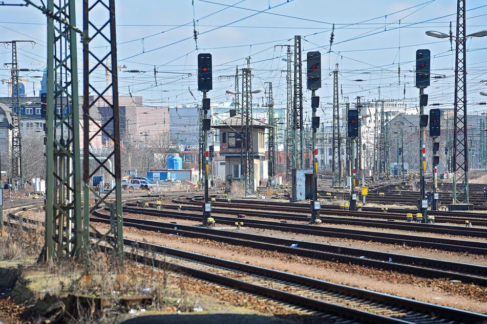Die Oberleitungsmasten am Bahnhof Dresden-Friedrichstadt machen Probleme. Hier darf nur mit maximal 10 km/h gefahren werden. (Archivfoto)