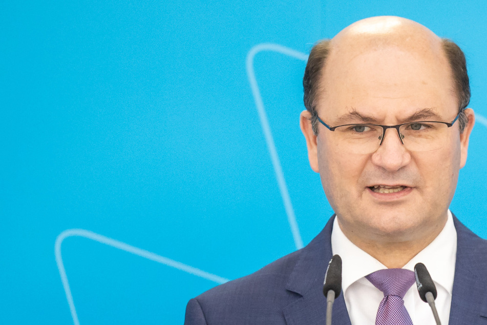 München: Stromengpässe durch Ausbau der erneuerbaren Energien? Bayerns Finanzminister Füracker warnt