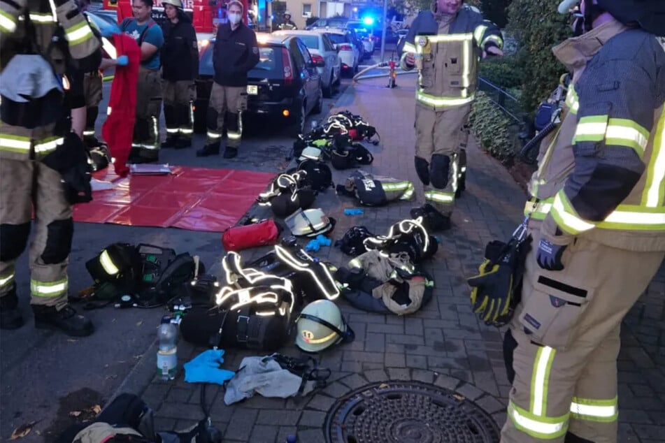 Bei dem Einsatz wurden zwei Personen verletzt, darunter auch ein Feuerwehrmann.