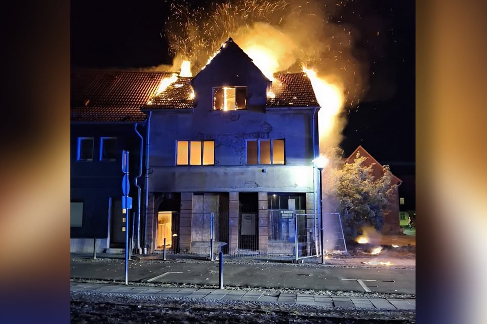 Das leer stehende Haus hatte plötzlich Feuer gefangen.