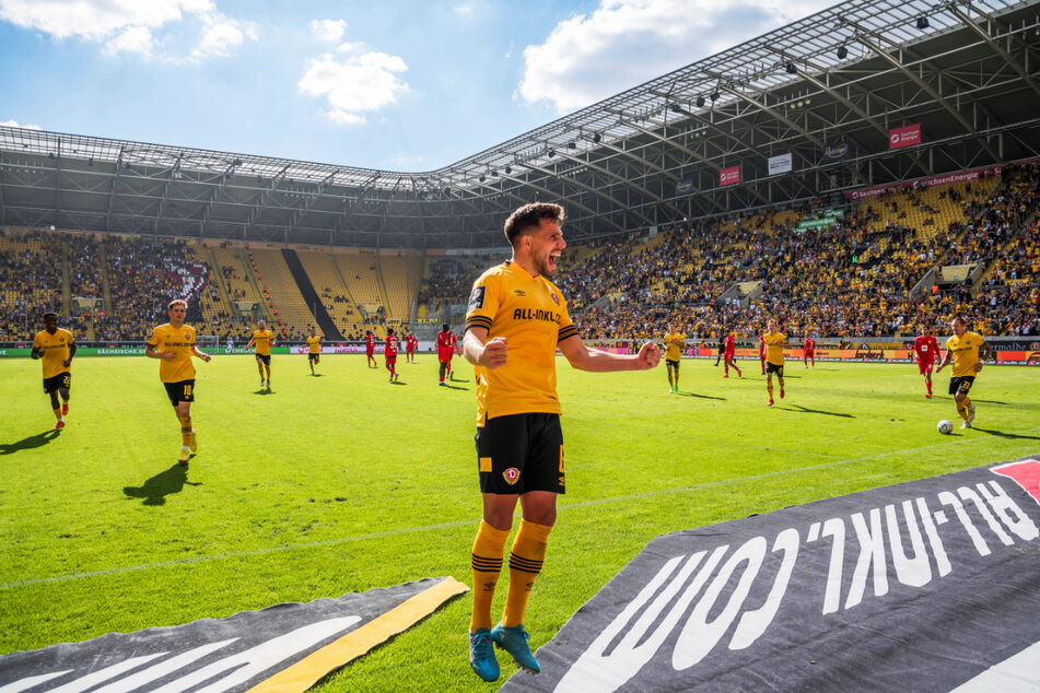 Ahmet Arslan (28, v.) feiert hier sein Tor zum 3:0 gegen Borussia Dortmunds II. Der Blick auf die Kulissen dahinter zeigt aber, es war damals sehr viel Platz auf den Rängen. Das war gegen Ingolstadt genauso.