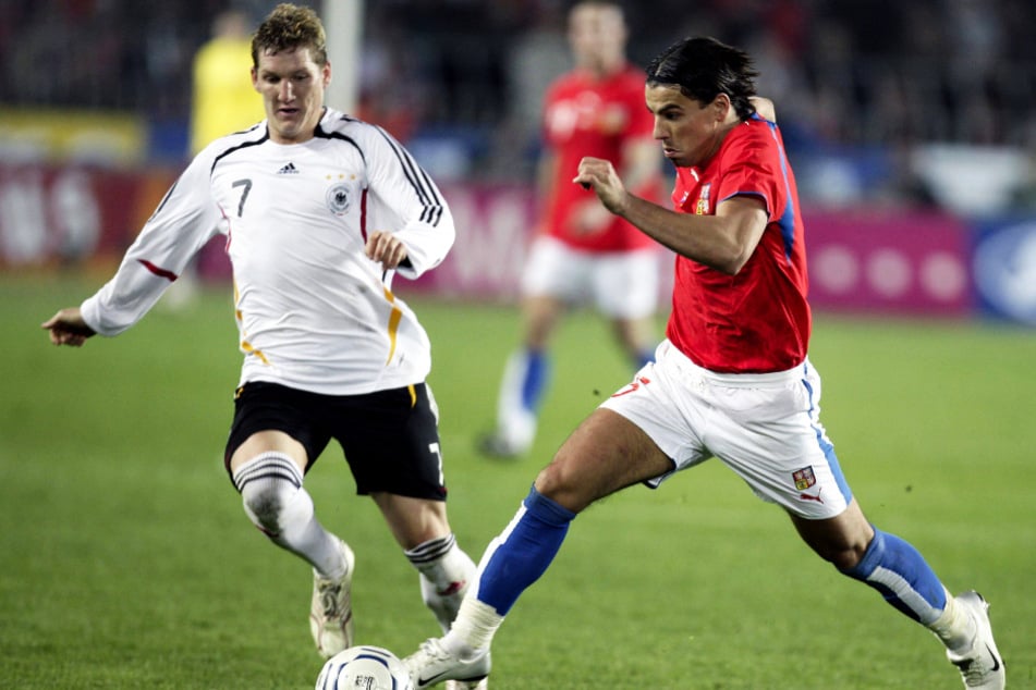Milan Baros (r.) am 24. März 2007 im Duell mit Bastian Schweinsteiger. Der Stürmerstar erzielte für Tschechien in diesem EM-Qualifikationsspiel zwar den 1:2-Anschlusstreffer, doch am Ende gewann die DFB-Auswahl dank eines Doppelpacks von Kevin Kuranyi.