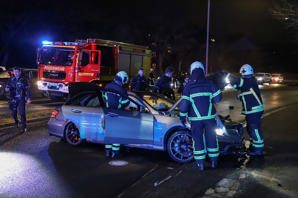 Die Feuerwehr barg den zerstörten Mercedes, nachdem die Insassen die Unfallstelle verlassen hatten.