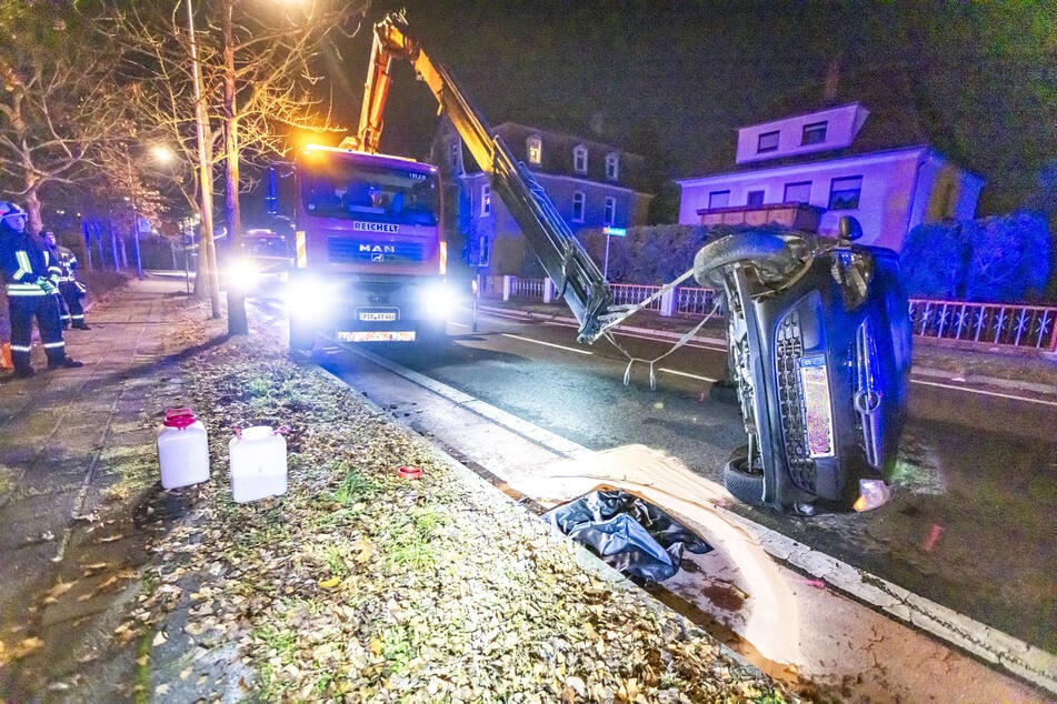 Mithilfe eines Autokrans musste der Opel Corsa zunächst wieder auf seine vier Räder gestellt werden, bevor er durch den Bergedienst abgeschleppt werden konnte.