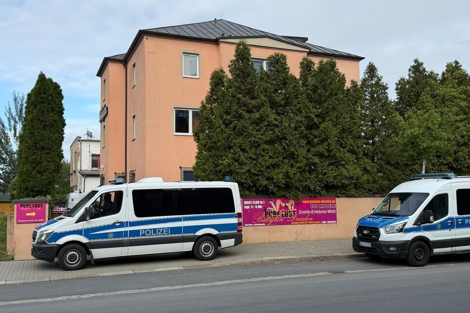 Die Polizei ist seit dem frühen Freitagmorgen am Bordell "Babylon" in Dresden-Plauen im Einsatz.
