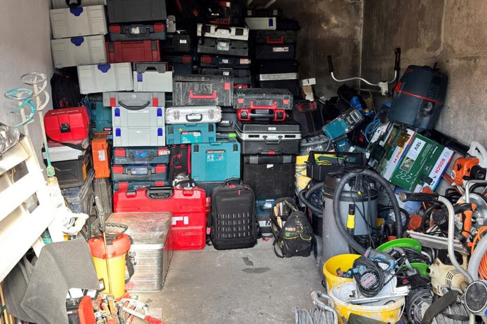 In einer Garage stapelte sich verschiedenes Werkzeug und elektrische Geräte.