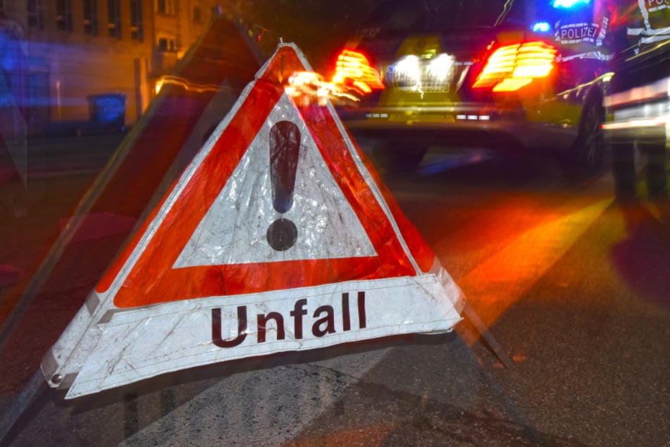 Der Autofahrer verstarb an der Unfallstelle. (Symbolbild)