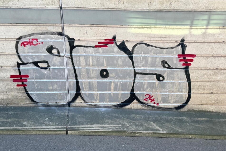 Durch das neue Graffito ist ein Sachschaden in Höhe von 2000 Euro entstanden.