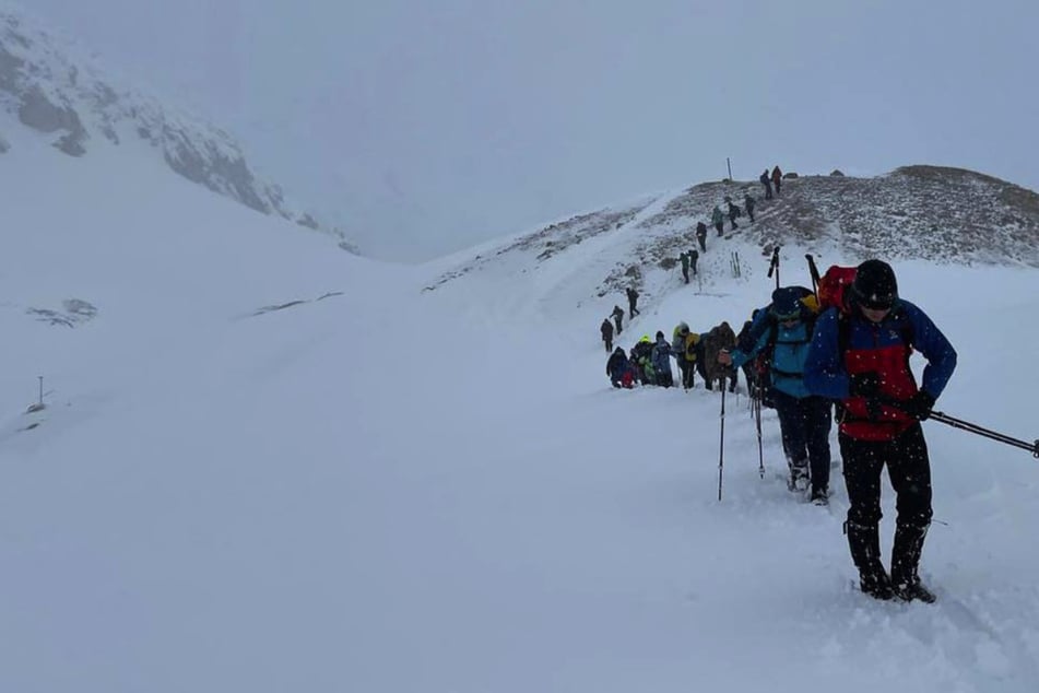 Bei Regen und Schnee: 29 Wanderer sitzen an Zugspitze fest