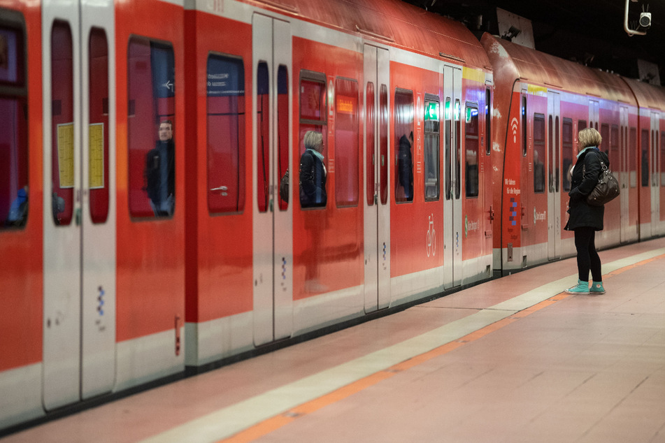 Wer mit der Bahn fahren will, sollte auf lautes Sprechen verzichten - und so die Aerosolkonzentration niedriger halten. (Symbolbild)