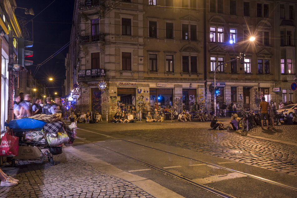 Das Assi-Eck an der Kreuzung Görlitzer Straße und Louisenstraße. Ein Polizist wurde bei einem Einsatz auf der Louisenstraße von einer Glasflasche am Kopf getroffen. (Archivbild)