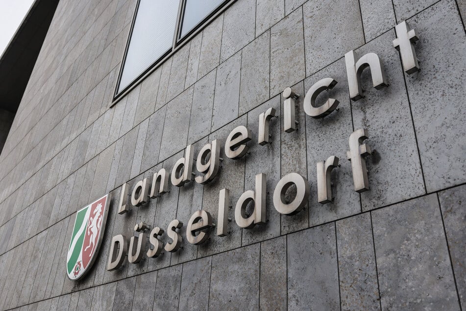 Der Prozess vor dem Landgericht Düsseldorf hat am Dienstag begonnen.