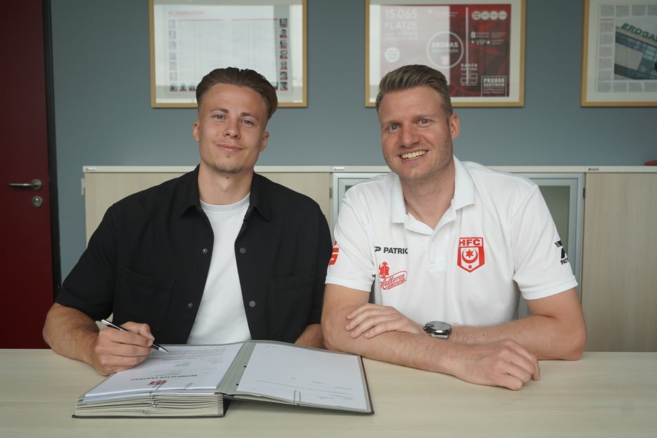Zur Sicherheit holte HFC-Sportchef Marian Unger (42, r.) in Moritz Schulze (25) eine Alternative fürs Tor zurück.