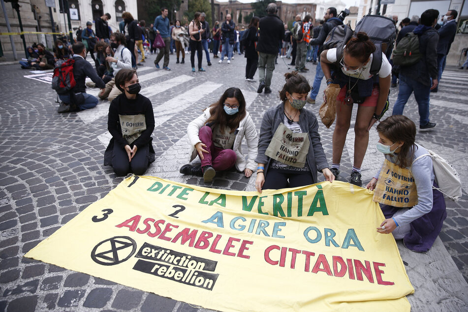 Klimaaktivisten der Extintion Rebelion demonstrieren auch am Sonntag in Rom gegen die Klimapolitik der Staaten. "Die Regierungen haben versagt" stand auf vielen Plakaten.