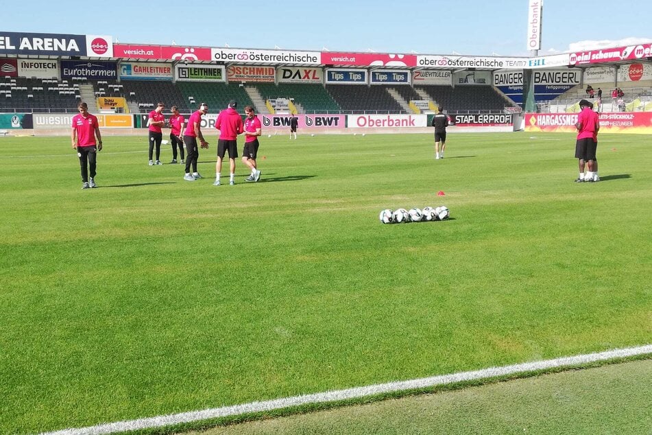 Das Cottbuser Team inspiziert schon einmal den Rasen.