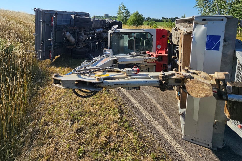 Anhänger außer Kontrolle: Bagger kracht auf die Straße