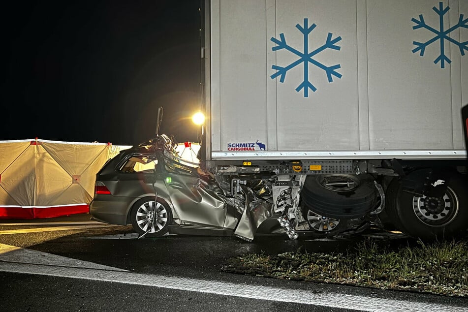 Keine Chance für den 27 Jahre alten Fahrer: Sein BMW krachte bis zur C-Säule unter den Auflieger.