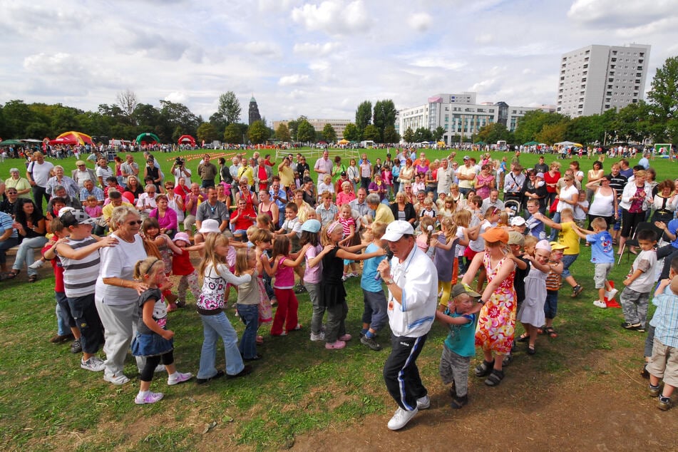 Auch im Auftrag der Dresdner Morgenpost verbreitete Adi schon gute Laune. Beim "Tarzanfest" - heute Leserfest - führte er 2009 auf der Dresdner Cockerwiese eine Polonaise an.