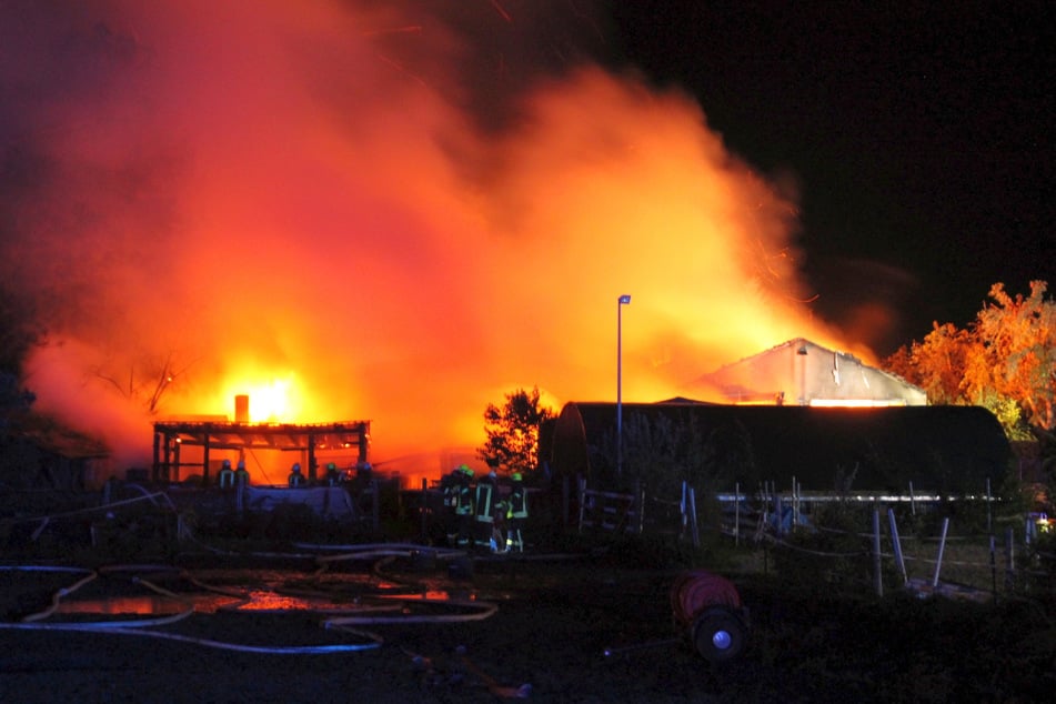 Flammen überm Reiterhof in Brischko - der Stall brannte nieder.