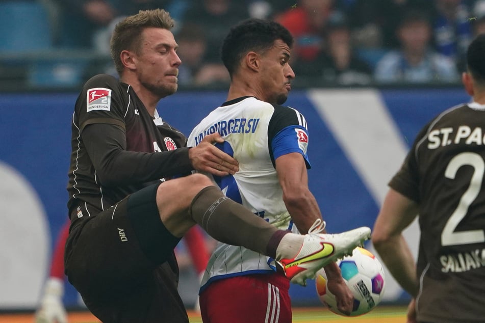 Der 30-Jährige lieferte sich die gesamte Partie über harte Zweikämpfe mit HSV-Stürmer Robert Glatzel (30).