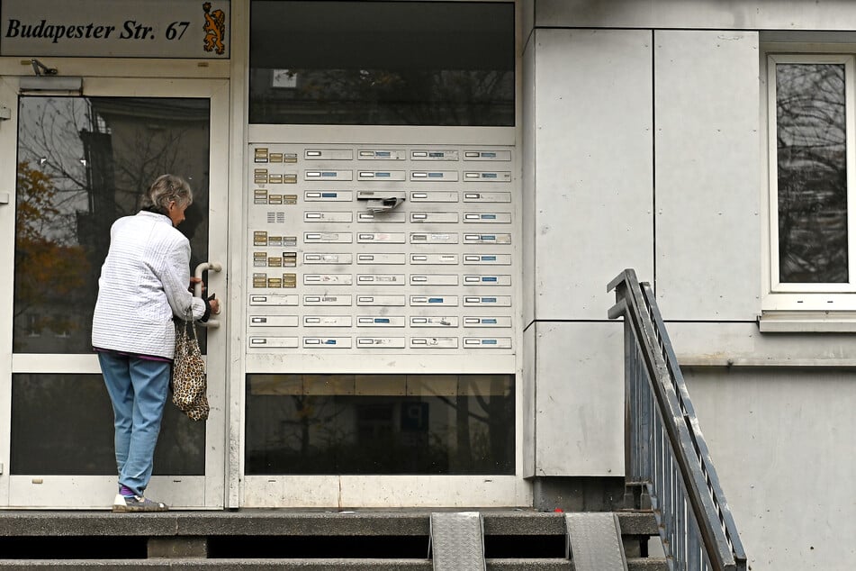 Ingrid Behnisch (85) erinnert sich traurig an die guten alten Zeiten auf der Budapester Straße.