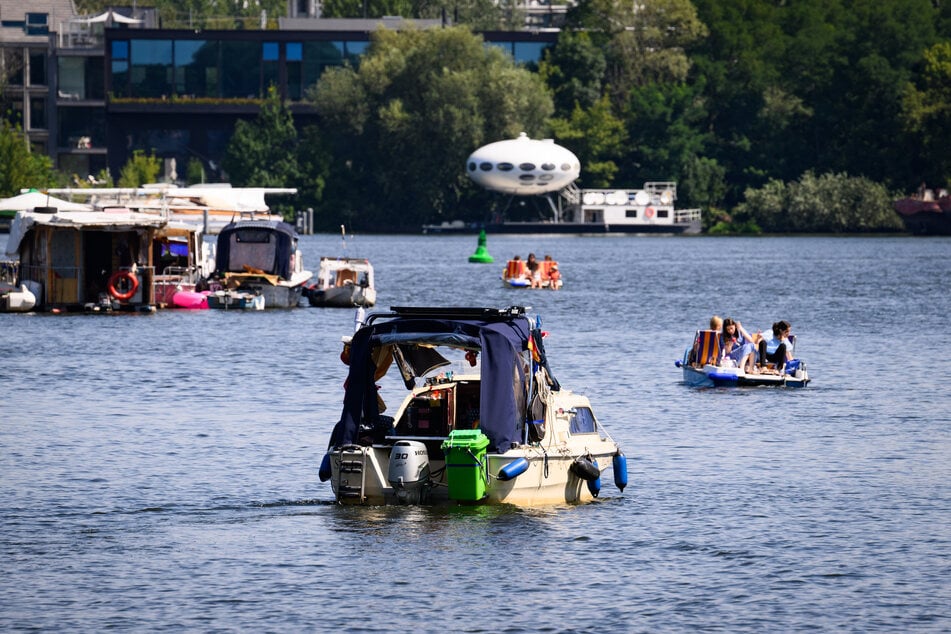 Berlin: Mann nach Explosion über Bord: Boot sinkt in Rummelsburger Bucht