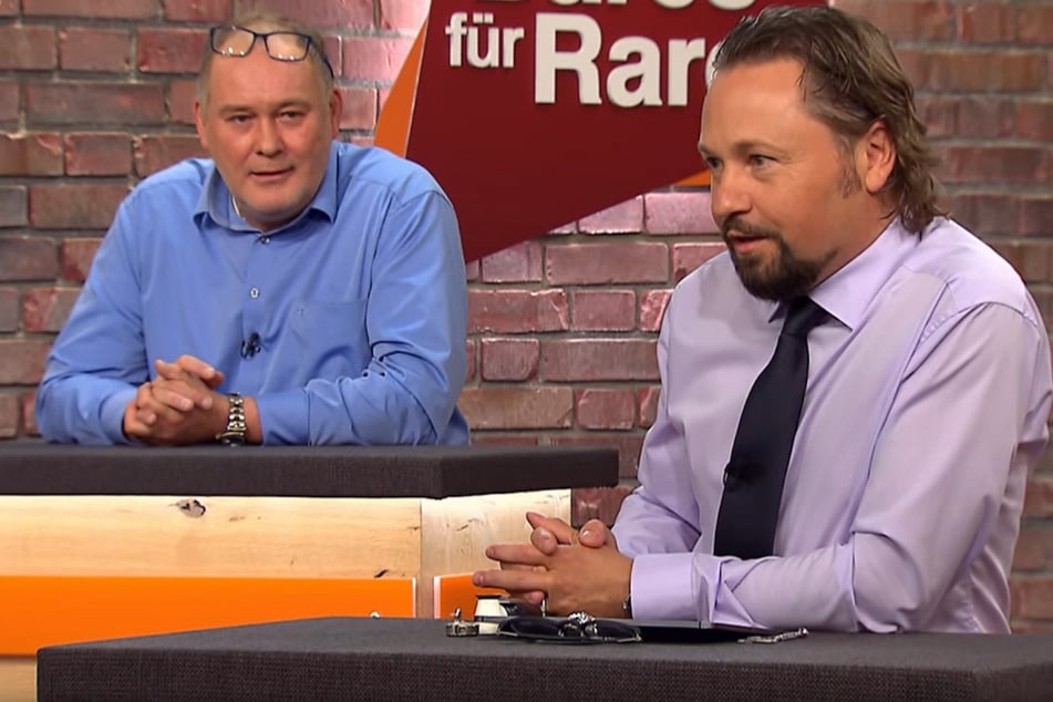 Händler Wolfgang Pauritsch (54) fällt auf, dass das Bild einen Riss hat.