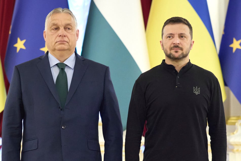 Ungarns Ministerpräsident Viktor Orban (l., 61) und der ukrainische Präsident Wolodymyr Selenskyj (46) am Montag in Kiew.