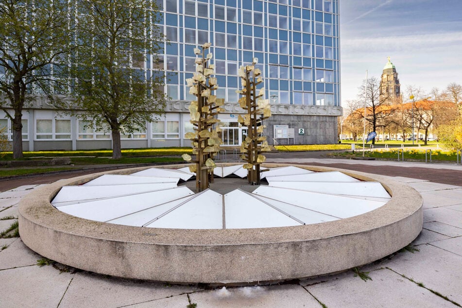 Der bekannte Glasbrunnen neben dem früheren Robotron-Gebäude am Pirnaischen Platz bleibt vorerst trocken.