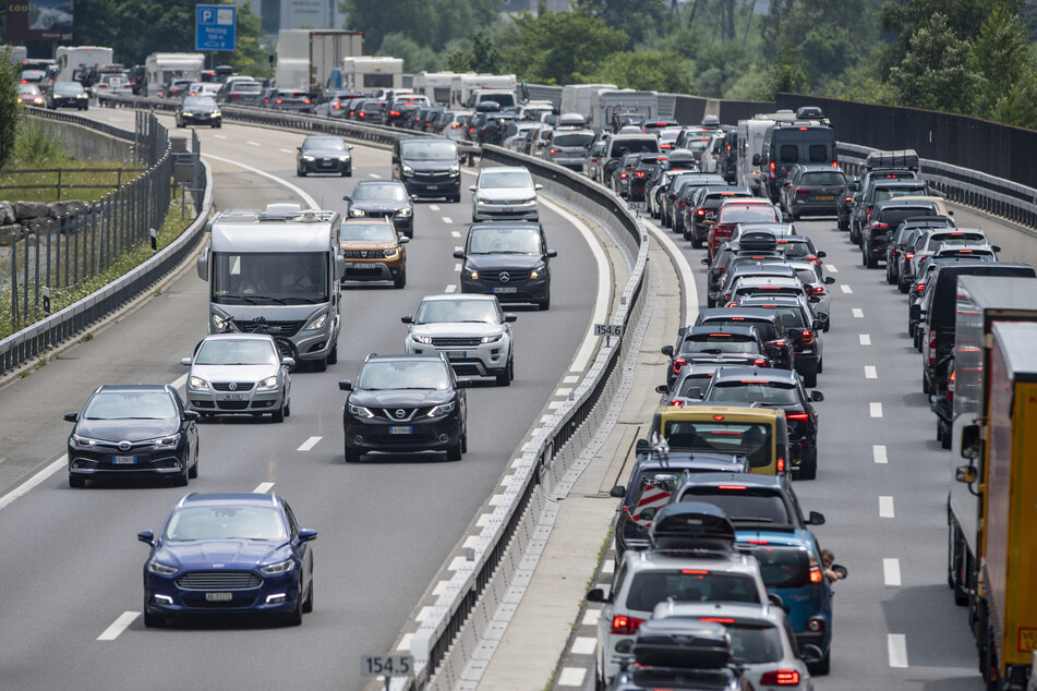 Auf den bundesweiten Autobahnen erwartet der ADAC eines der schlimmsten Stauwochenenden der Saison.