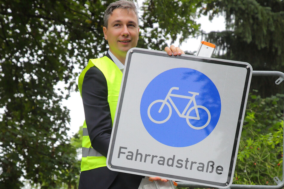 Verkehrsbürgermeister Stephan Kühn (42, Grüne) montierte das letzte von etwa 40 neuen Verkehrsschildern.