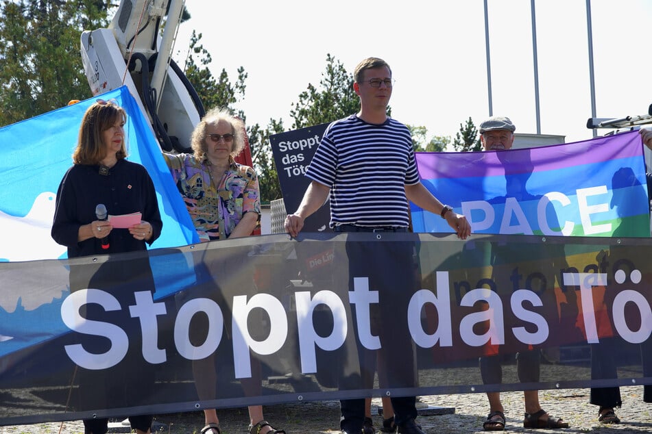 "Stoppt das Töten", steht auf dem Banner – Die Linke steht für Frieden und gegen rechts.