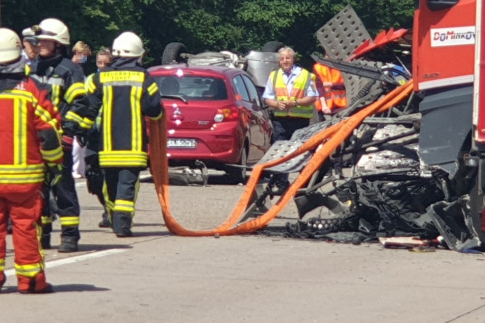 Einsatzkräfte an der Unfallstelle.